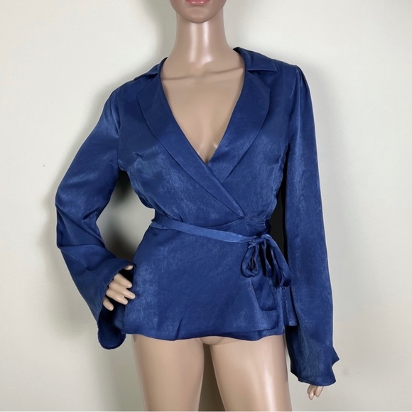 NEW L’ACADEMIE REVOLVE BLUE WRAP TOP - Picture 2 of 8
